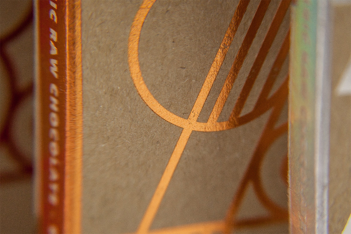 原始生巧克力品牌Crude包裝設計