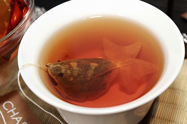 在茶杯里游泳的金魚——金魚茶泡袋包裝設計